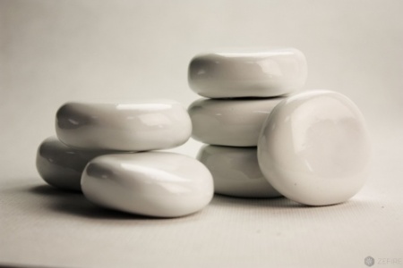 Декоративные керамические камни белые 14 шт по цене 4 400 руб.